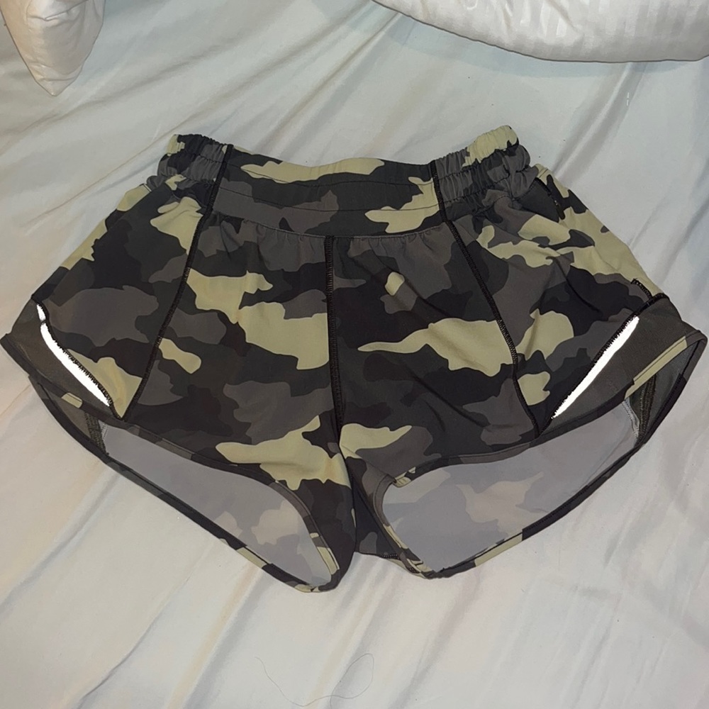 Lululemon hotty hot camo shorts (2.5 inch)